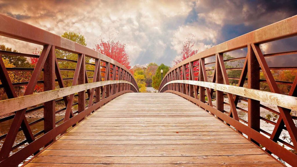 Hochsensibilität nicht mehr als Belastung erleben, Holzbrücke