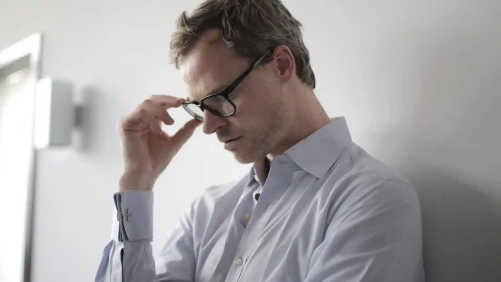 Warum hochsensible Menschen oft nicht abschalten können, grübelnde Mann