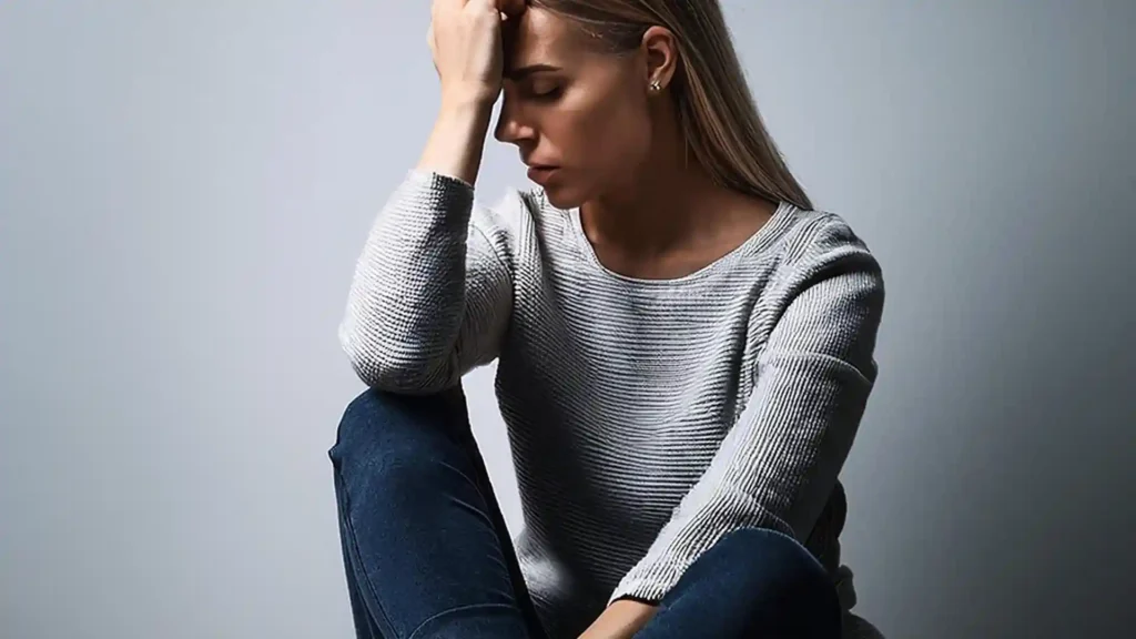 Warum hochsensible Menschen oft nicht abschalten können, grübelnde Frau