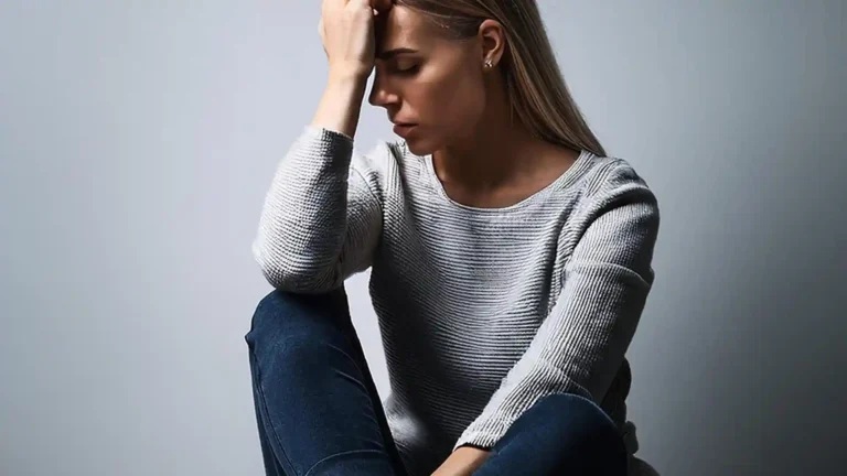 Warum hochsensible Menschen oft nicht abschalten können, grübelnde Frau