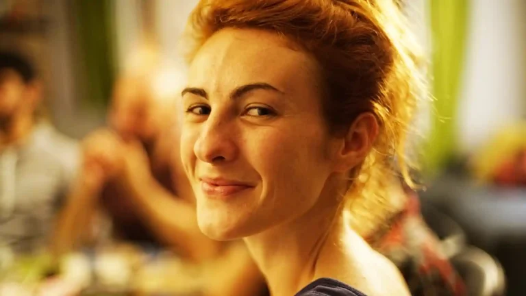 Hochsensibilität und die weiblichen Hormone, lachende Frau