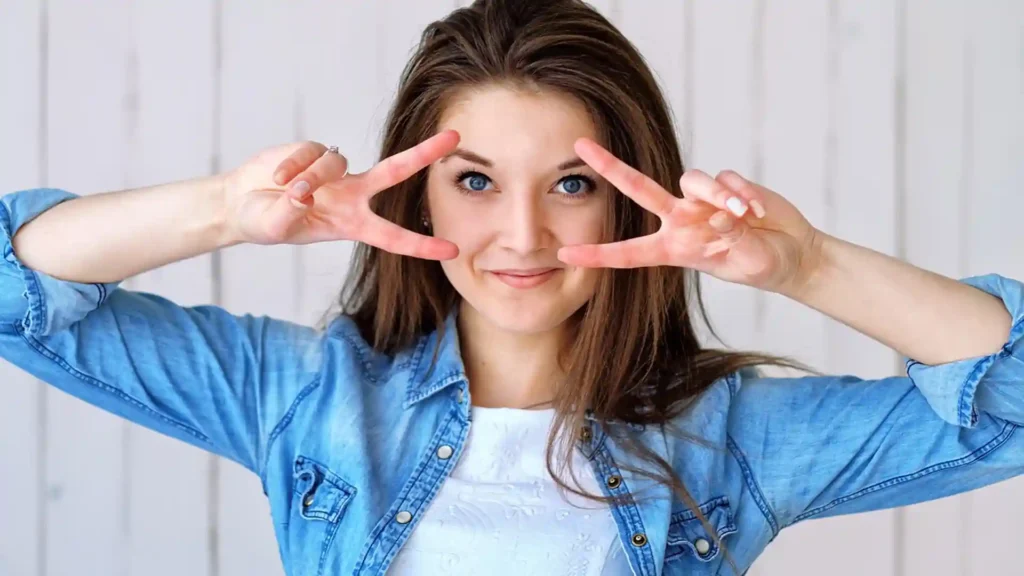 Hochsensibilität und die weiblichen Hormone, Frau mit blauem Hemd