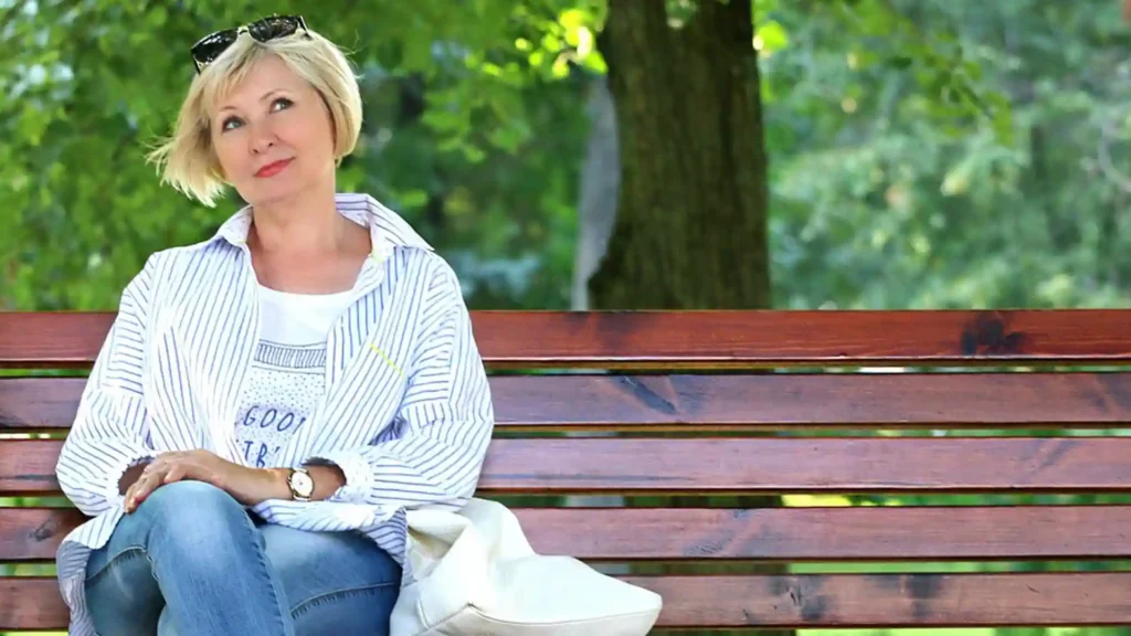 Hochsensibilität und die weiblichen Hormone, Frau auf einer Parkbank