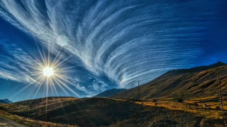 Sicherheit fühlen als hochsensibler Mensch, Sonnenaufgang über Gebirge