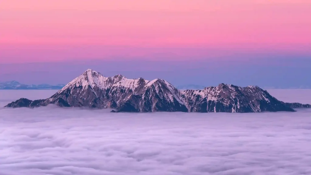 Sicherheit fühlen als hochsensibler Mensch, Gebirge über den Wolken