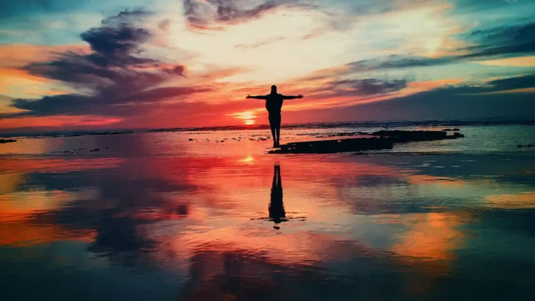 Warum Hochsensible ständig ein schlechtes Gewissen haben, Mann vor einem Sonnenuntergang