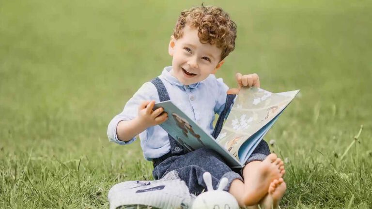 Warum Rituale für hochsensible Kinder so wichtig sind, kleiner Junge im Gras sitzend