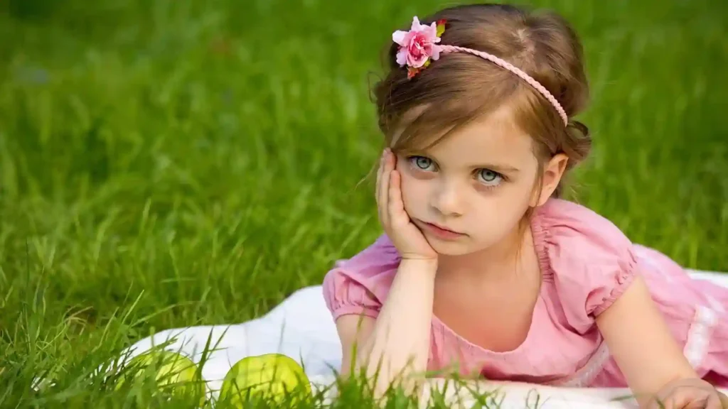 Warum Rituale für hochsensible Kinder so wichtig sind, kleines Mädchen im Gras liegend