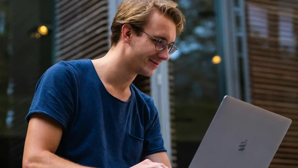 Hochsensibilität und Hormone bei Männern, Junger Mann am Laptop