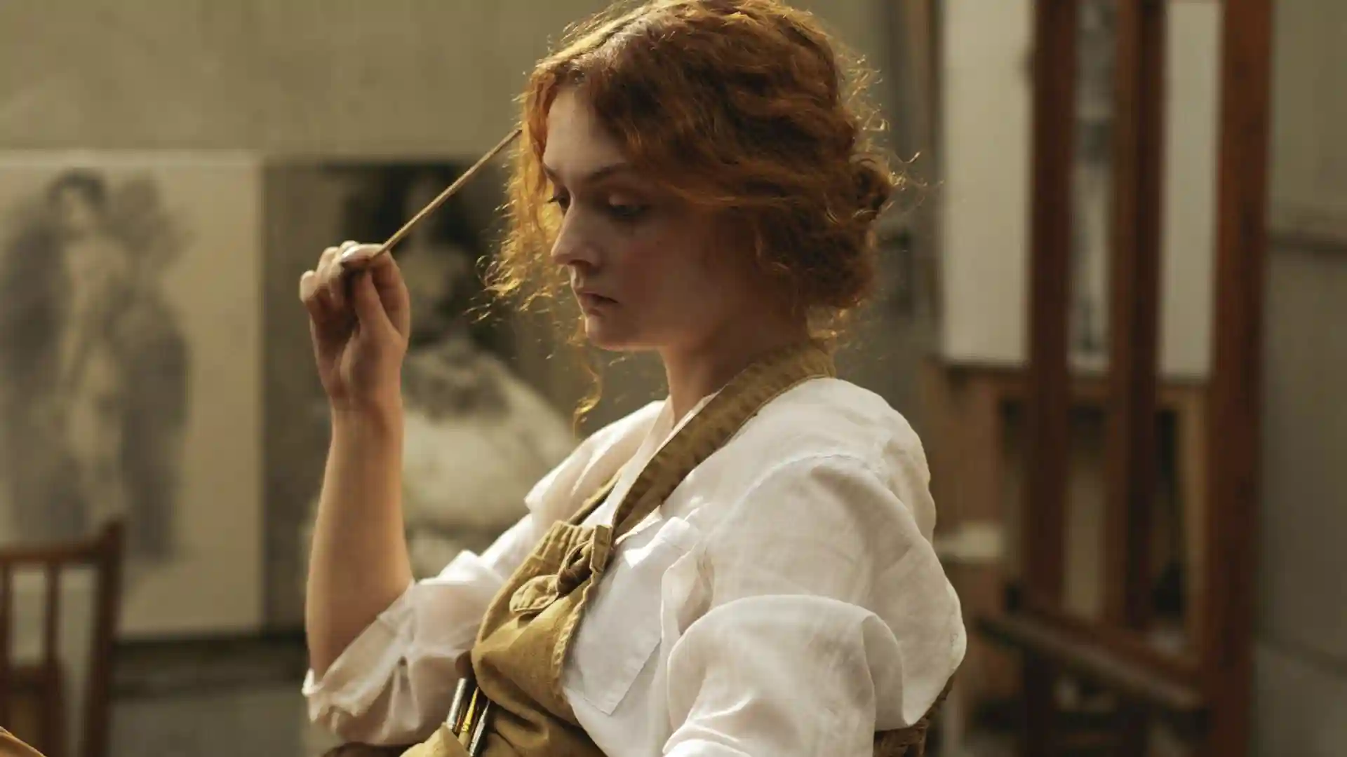 Warum fühlen sich Hochsensible leer, grübelnde junge Frau