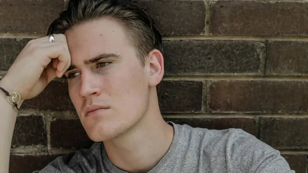 Warum fühlen sich Hochsensible leer, grübelnder junger Mann