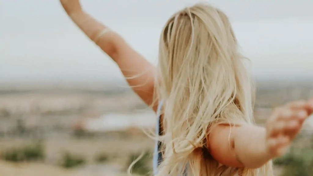 Warum fühlen sich Hochsensible leer, fröhliche blonde Frau