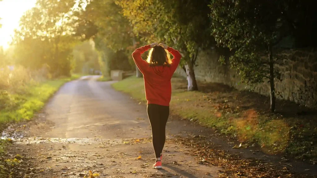 Wie sich Bindungstrauma bei Hochsensiblen zeigt, Frau allein spazieren
