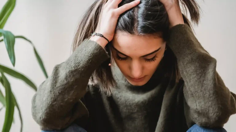 Wie sich Bindungstrauma bei Hochsensiblen zeigt, grübelnde Frau