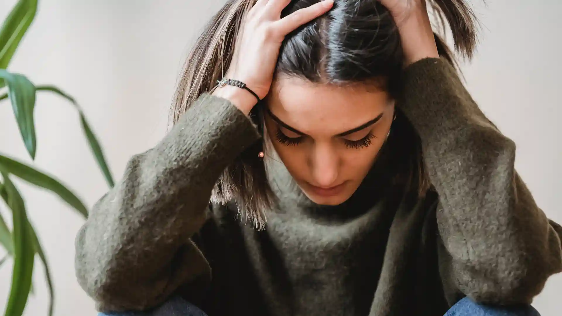 Wie sich Bindungstrauma bei Hochsensiblen zeigt, grübelnde Frau