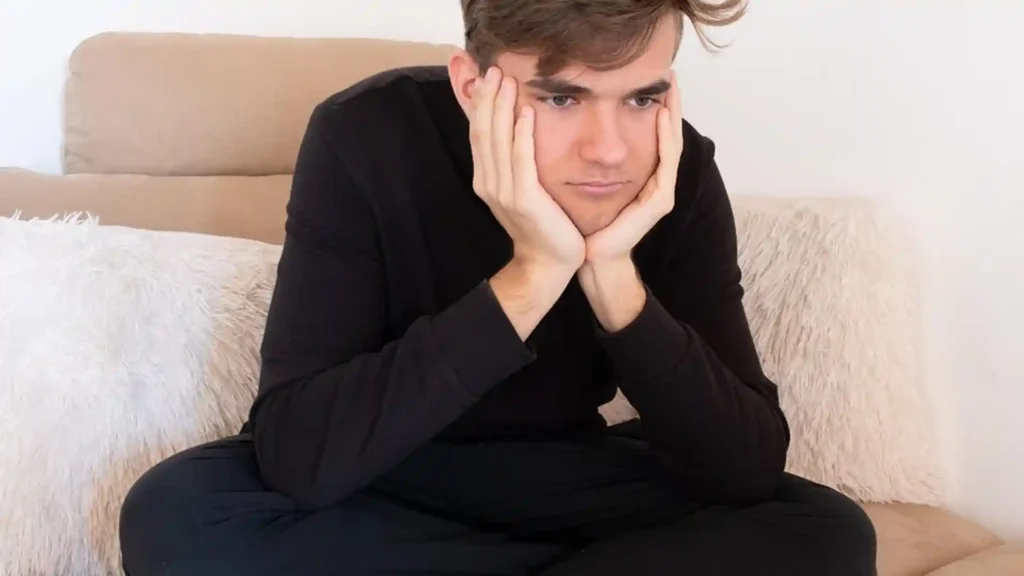Wie sich Bindungstrauma bei Hochsensiblen zeigt, grübelnder Mann