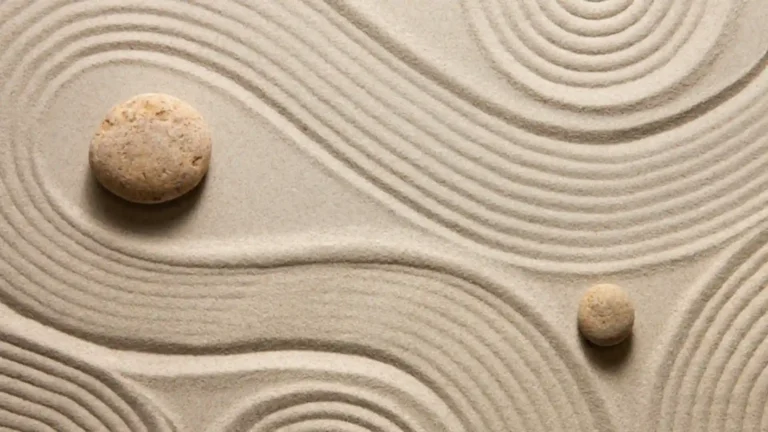 Hochsensibilität & Typus, Muster im Sand und zwei Steine