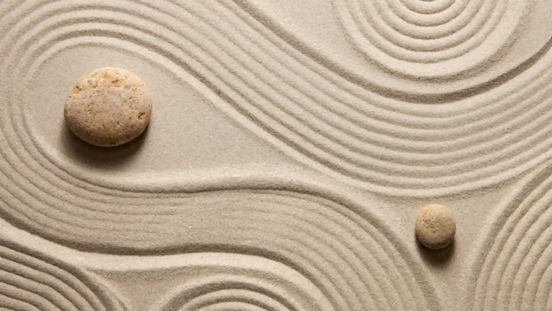 Hochsensibilität & Typus, Muster im Sand und zwei Steine