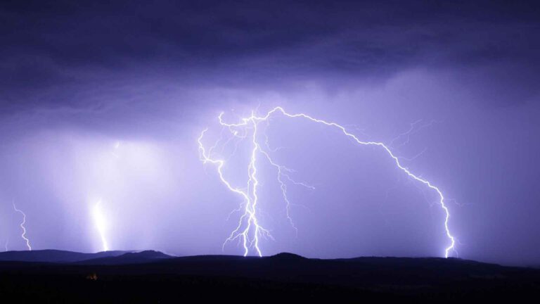Hochsensibilität: Wenn das Wetter unter die Haut geht, Blitze am Horizont