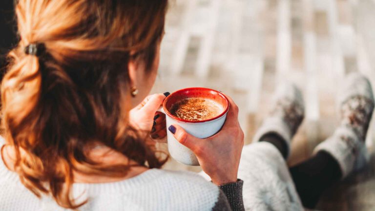 Hochsensible Frauen: Wie uns Abgrenzung besser gelingt, Frau mit Kaffee