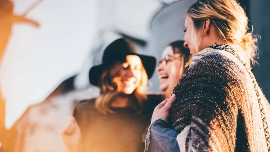 Hochsensible Frauen: Wie uns Abgrenzung besser gelingt, drei Frauen in der Gruppe