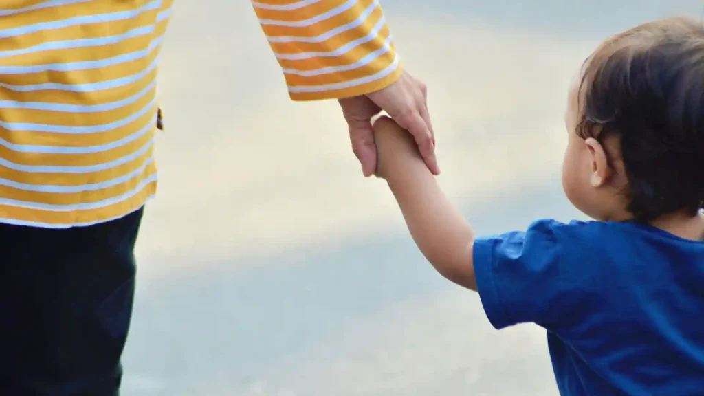 Die Stärkung hochsensibler Kinder in neuen Situationen, Mutter mit Kind