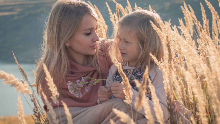 Hochsensible Kinder: 4 Tipps für schulische Übergangszeiten, Mutter mit Kind