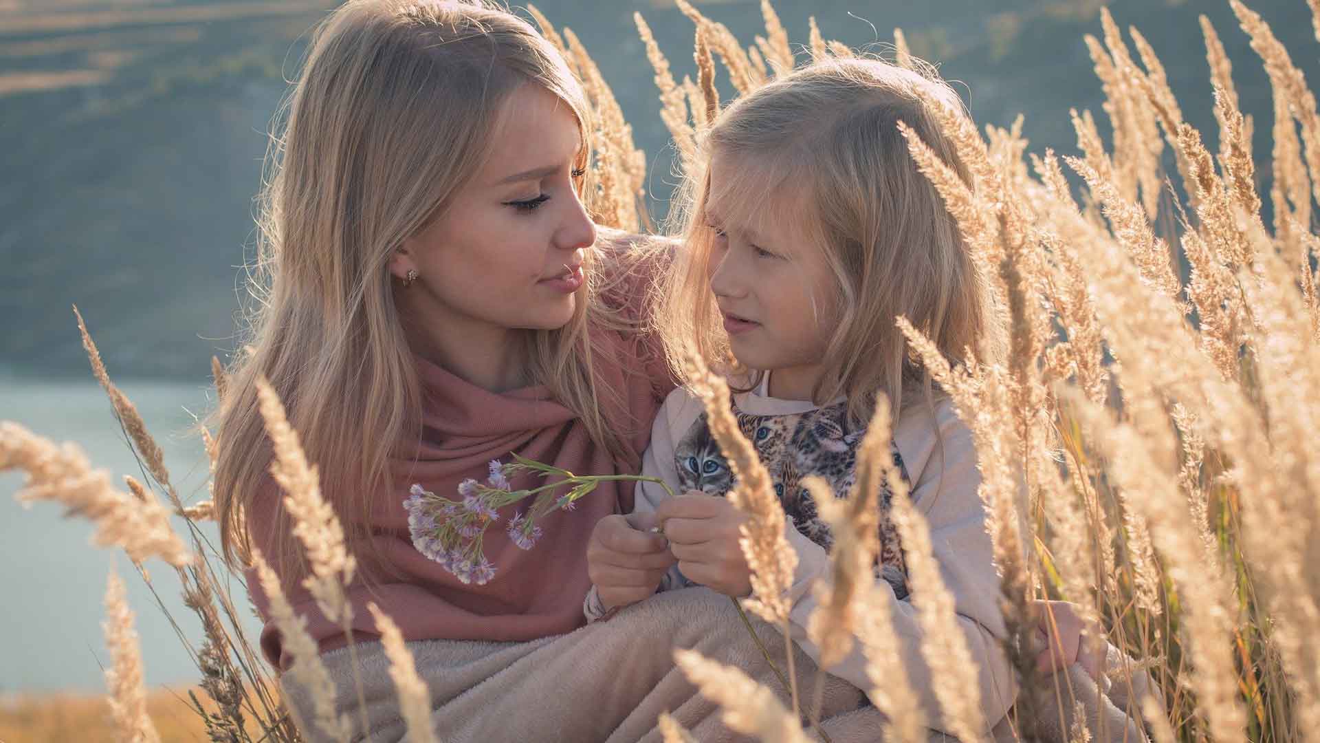 Hochsensible Kinder: 4 Tipps für schulische Übergangszeiten, Mutter mit Kind