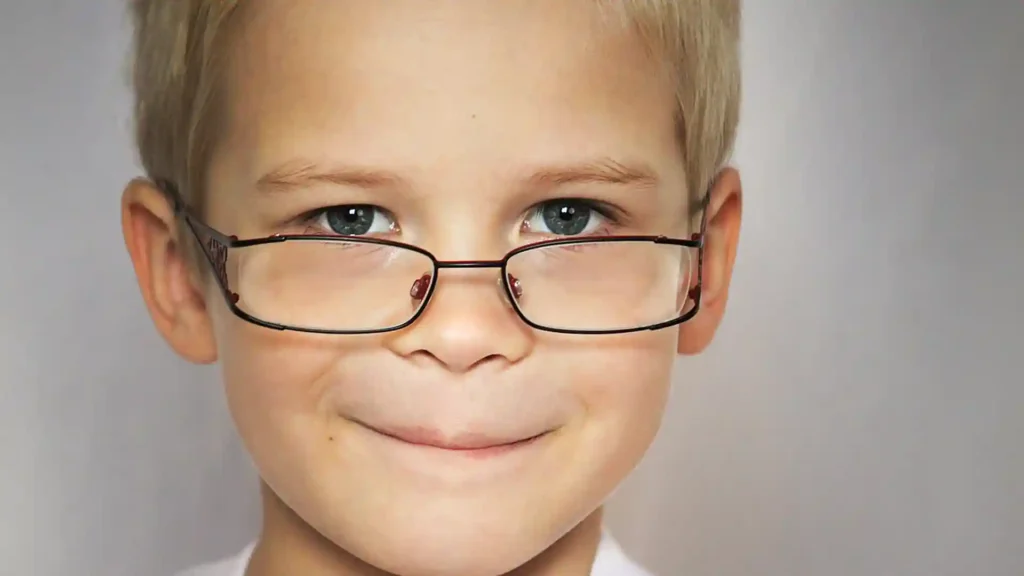 Hochsensible Kinder: 4 Tipps für schulische Übergangszeiten, Junge mit Brille