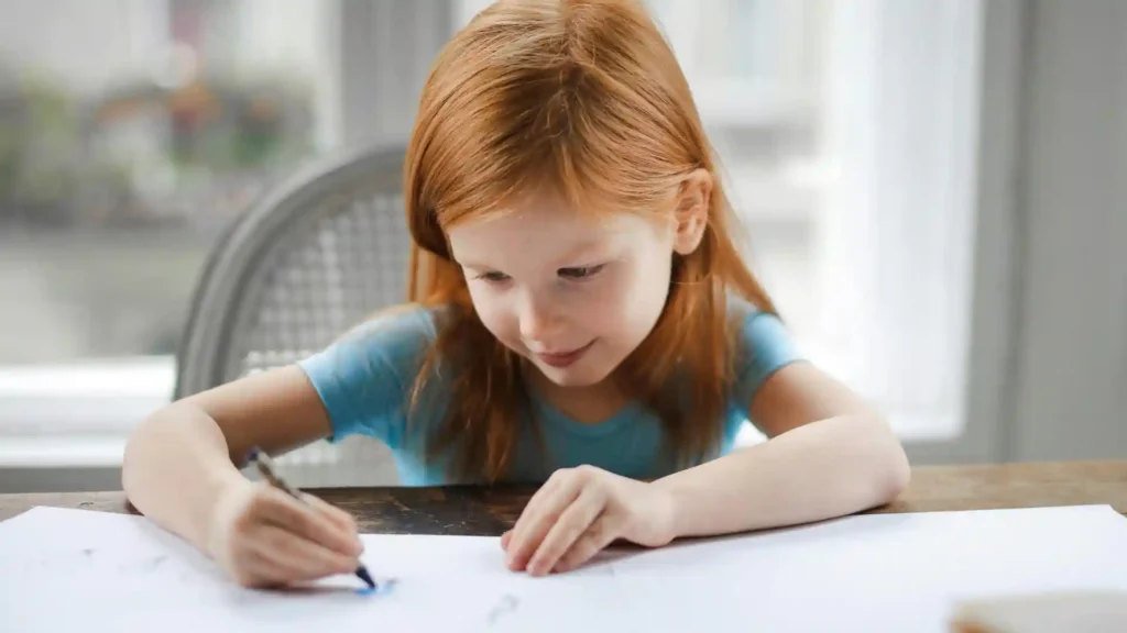 Hochsensible Kinder: 4 Tipps für schulische Übergangszeiten, schreibendes Mädchen