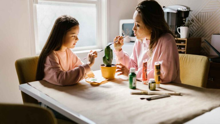 Hochsensible Kinder in den Sommerferien, Mutter mit Kind am Tisch