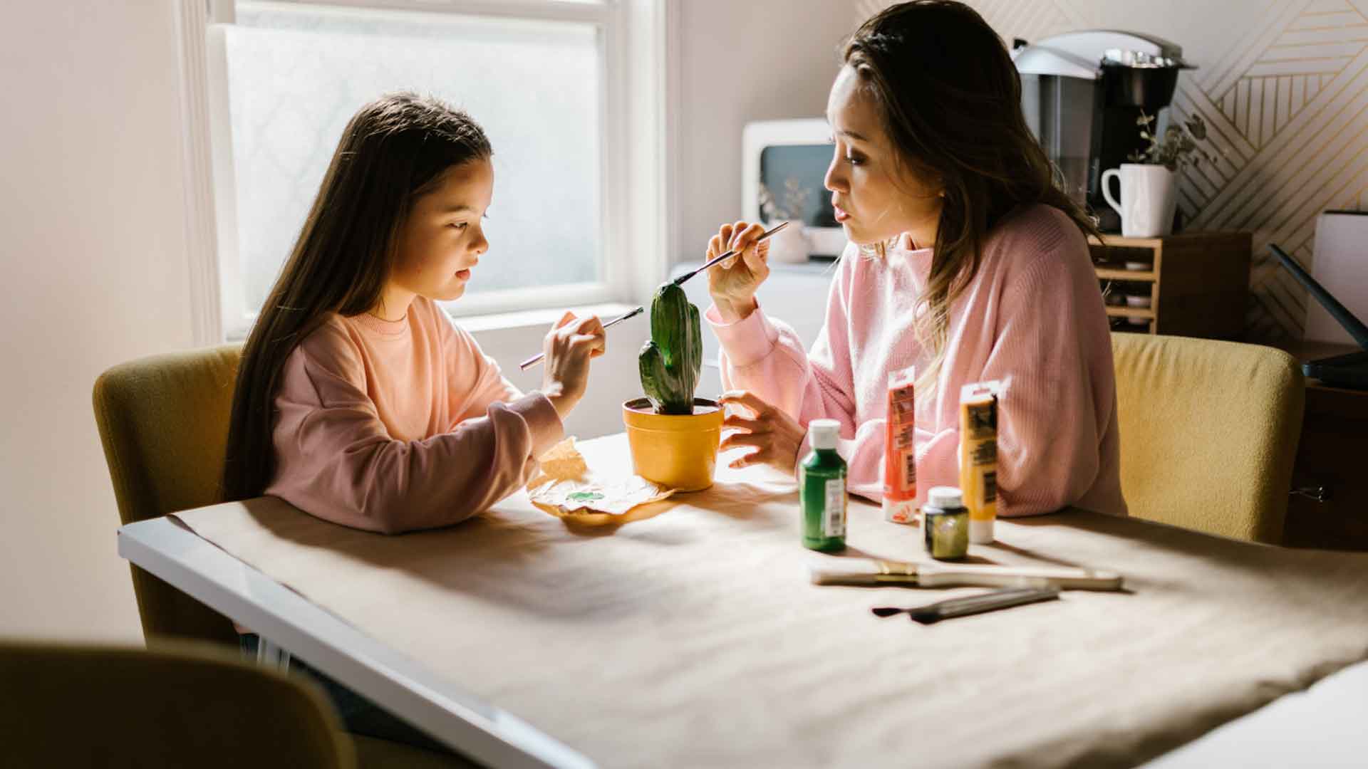 Hochsensible Kinder in den Sommerferien, Mutter mit Kind am Tisch
