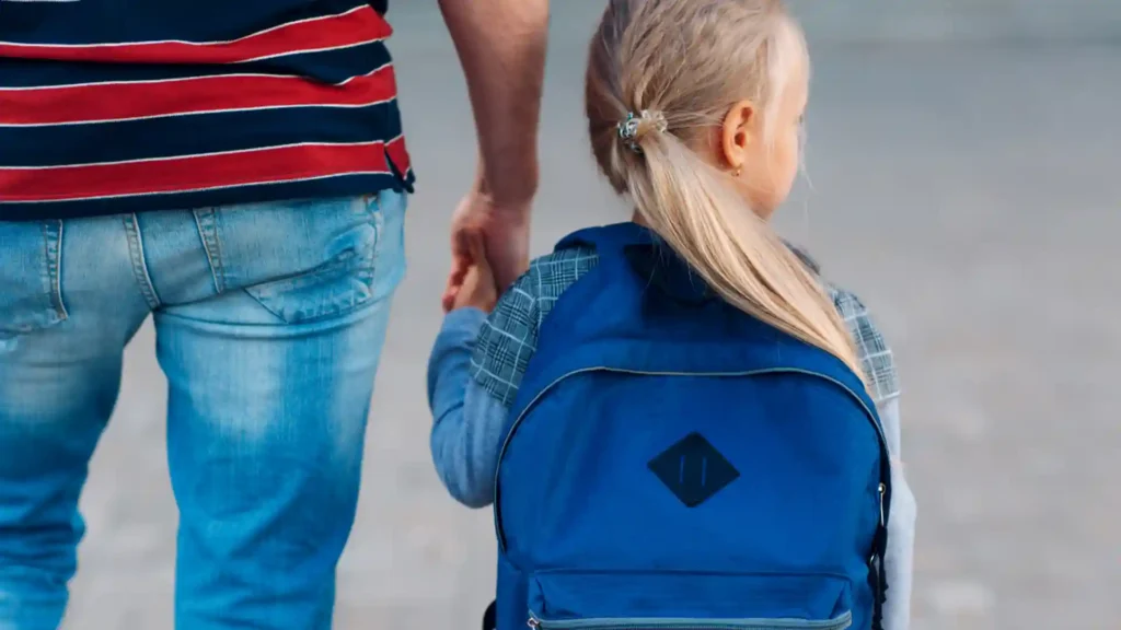 Hochsensible Kinder in den Sommerferien, Schulkind mit Vater