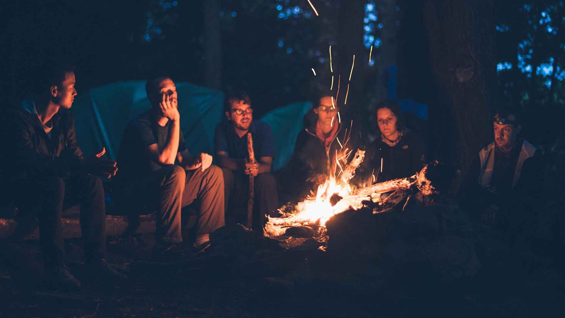 Warum Hochsensible nur eine zuhörende Rolle einnehmen, junge Leute sitzend am Lagerfeuer