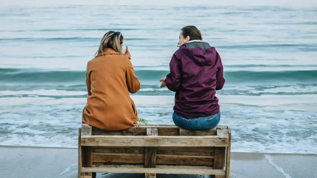 Warum Hochsensible nur eine zuhörende Rolle einnehmen, zwei Frauen am Strand