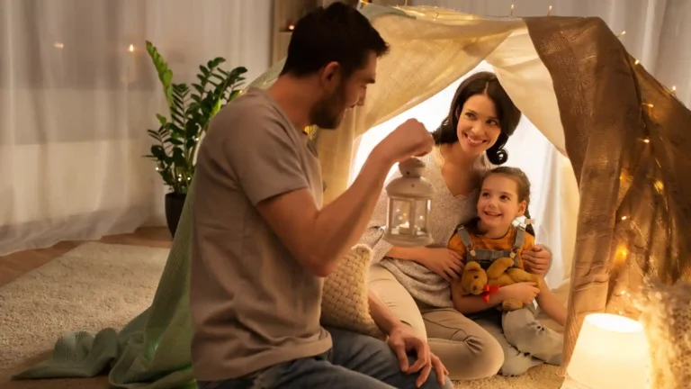 Entspannung und Sicherheit für die hochsensible Familie, Vater, Mutter, Kind im Zelt