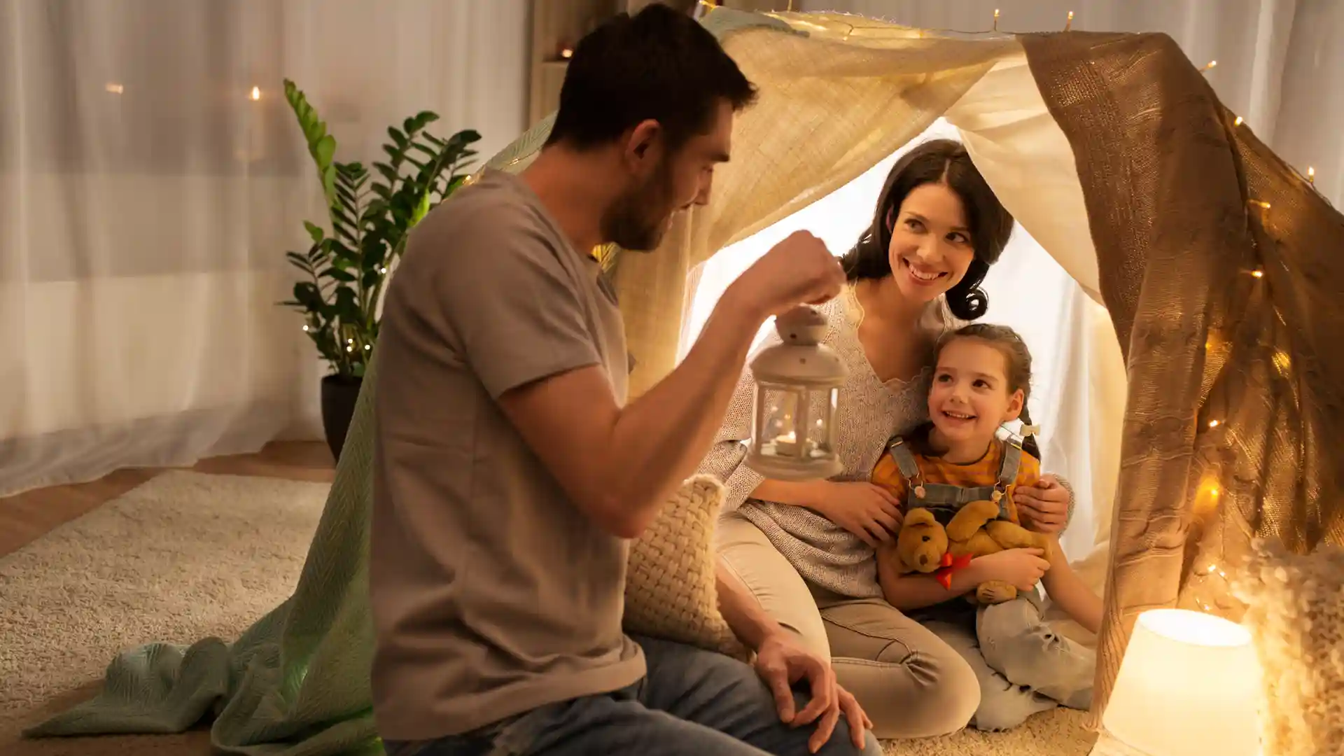 Entspannung und Sicherheit für die hochsensible Familie, Vater, Mutter, Kind im Zelt