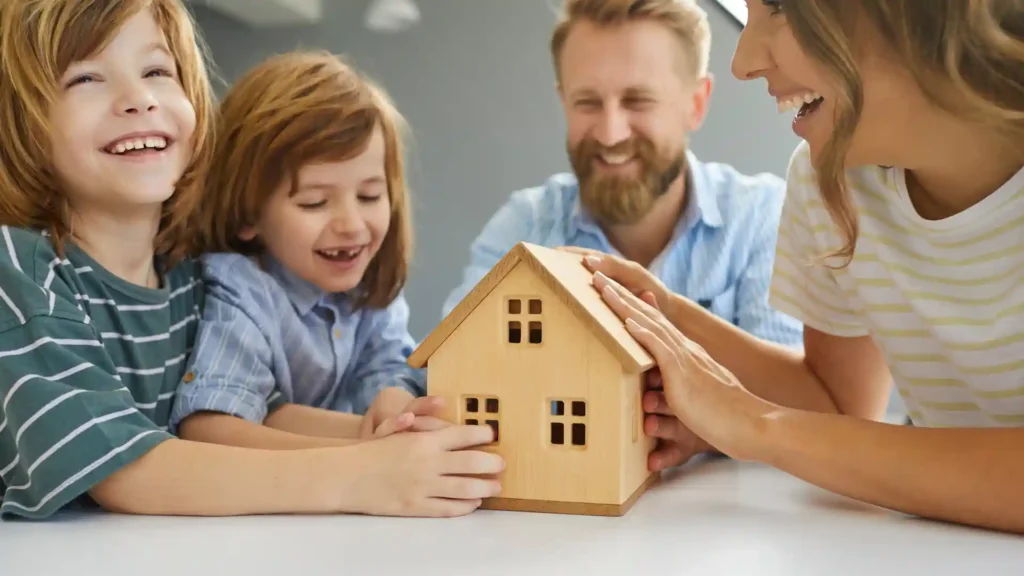 Entspannung und Sicherheit für die hochsensible Familie, Familie um ein kleines Holzhaus
