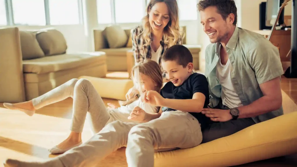 Entspannung und Sicherheit für die hochsensible Familie, Vater, Mutter, Kinder beim Toben