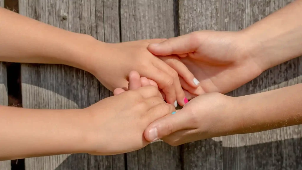 Hochsensibilität und Berührung, vier Hände geben sich die Hand