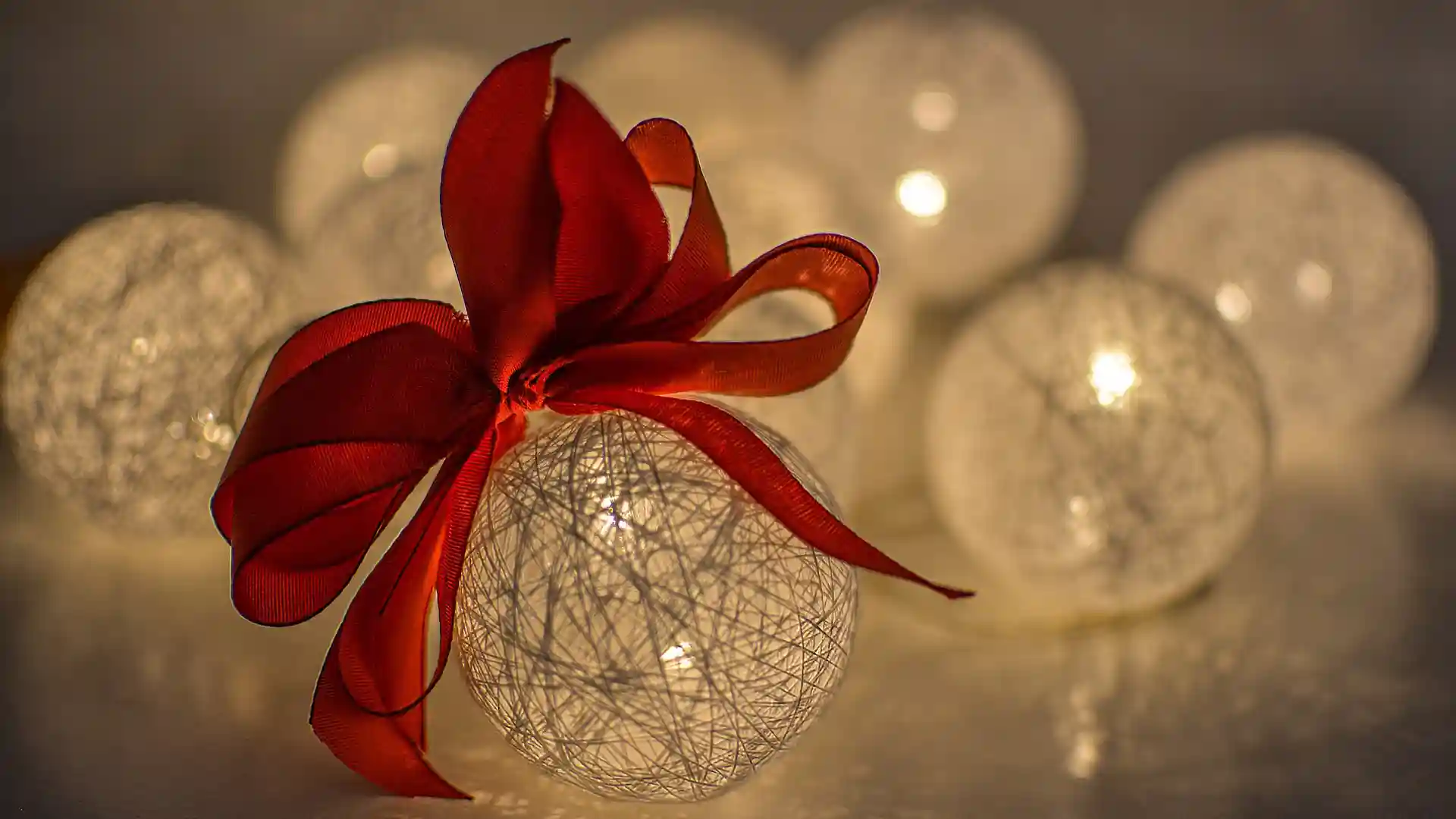 Hochsensibel durch die Feiertage, Weihnachtskugel mit roter Schleife