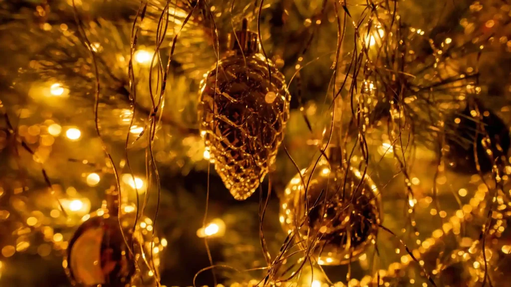 Hochsensibel durch die Feiertage, goldener Tannenbaumschmuck