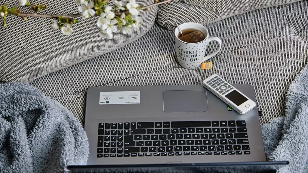 Hochsensible Selbstständige, Laptop auf der Couch