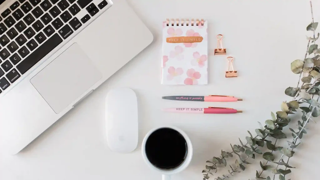 Hochsensible Selbstständige, Laptop auf Tisch mit Schreibstifte