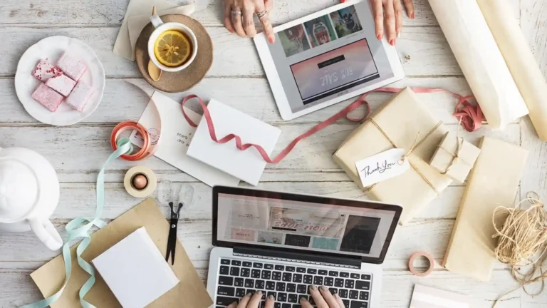 Hochsensible Selbstständige, Laptop mit Kaffeetasse