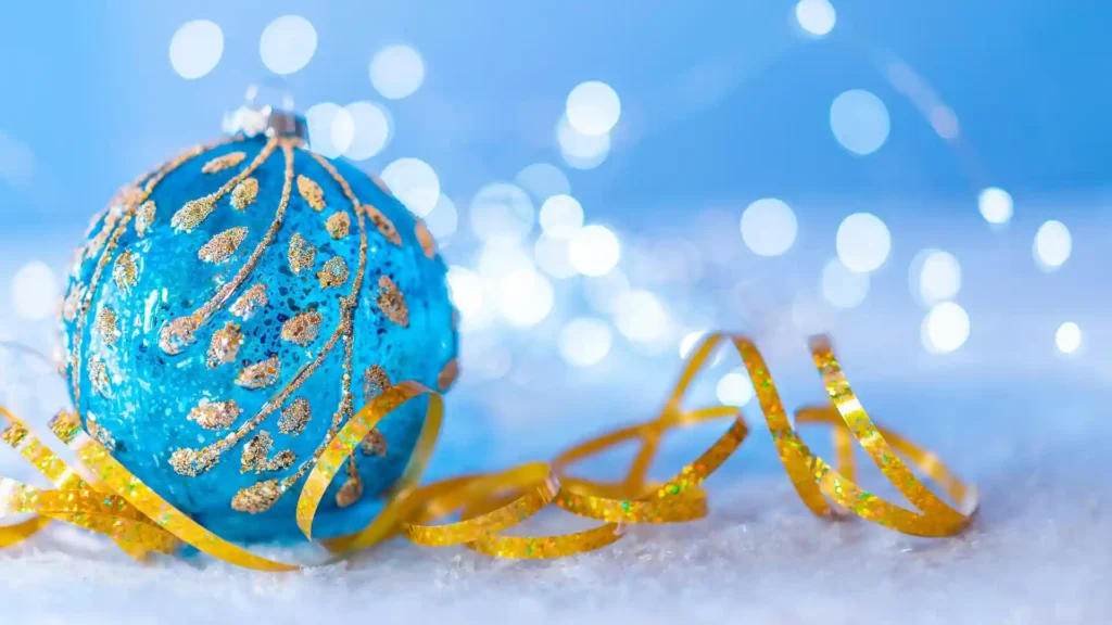 Weihnachten und Silvester für Hochsensible, blaue Weihnachstkugel