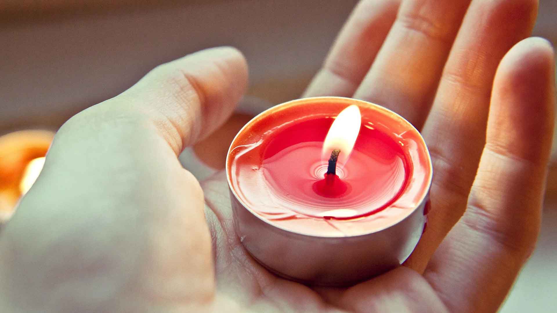 Warum die STILLE STUNDE für sensible Menschen so wichtig ist, Teelicht in einer Hand