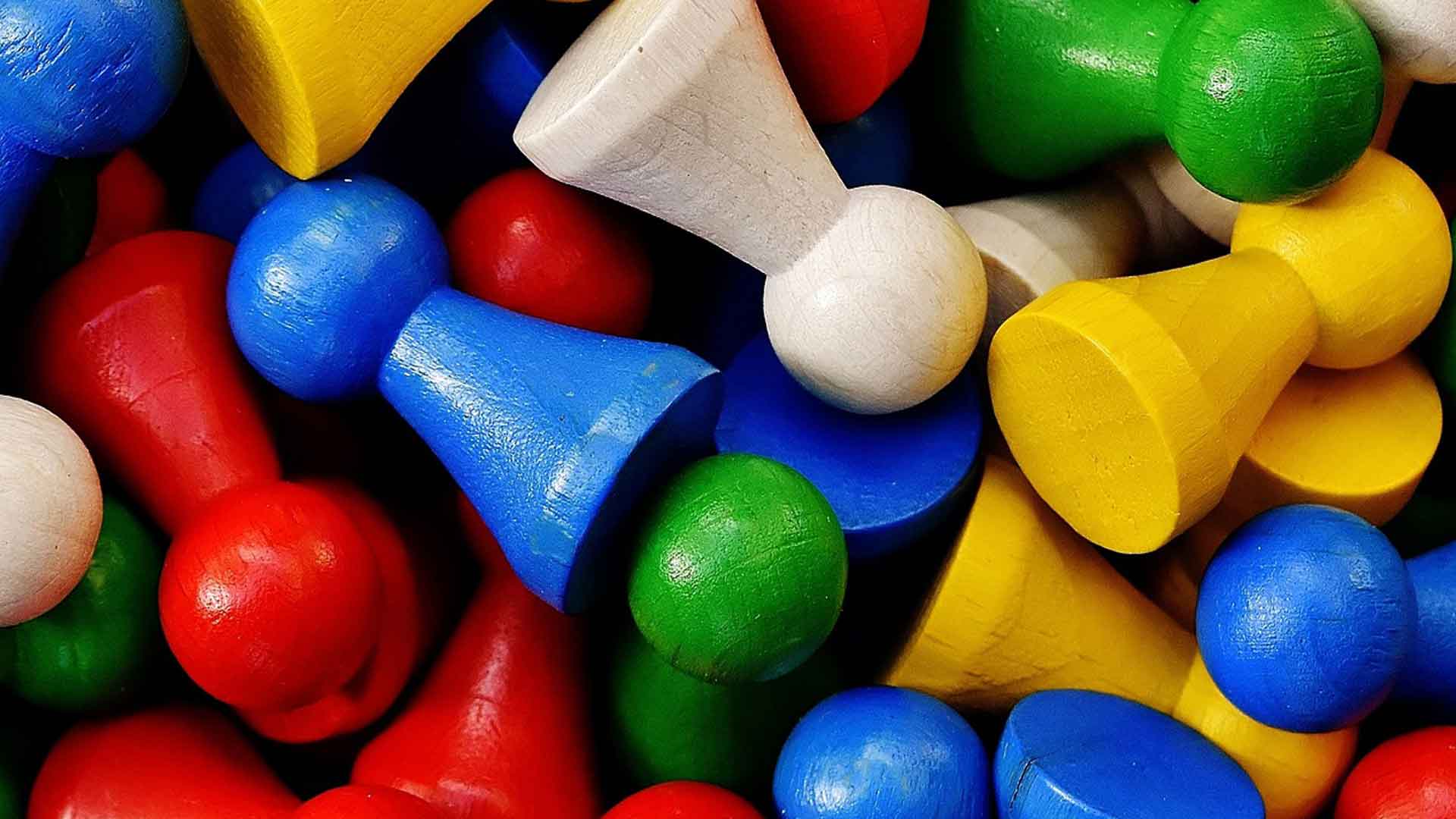 Hochsensible als Bindeglied für gesellschaftliche Regeneration, Haufen von Spielfiguren