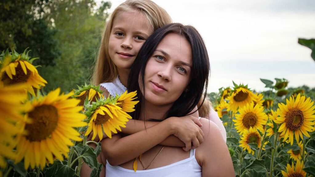 Hochsensible Mütter und ihre hochsensiblen Kinder, Mutter mit Sohn mit Sonnenblumen