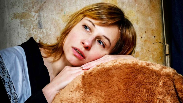 3 Arten von Stress, die besonders Hochsensible blockieren können, Traurige Frau